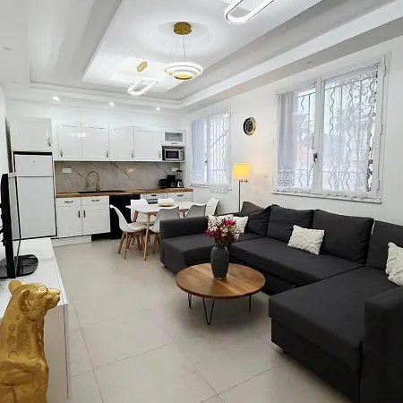 Casa vacanze Grand F4 Rdc 9 Pers Tram à 2 Min Terrasse Parking Privé Gratuit